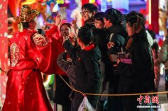 （新春走基层）湖北武汉：民众游园赏灯迎元宵